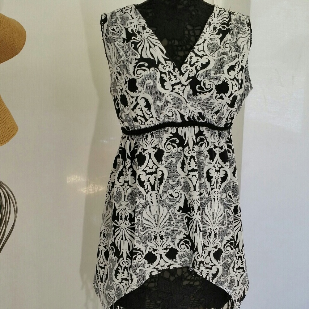 B2G1 New Direction black and white top